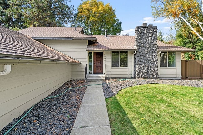 Building Photo - Gorgeous South Hill Home