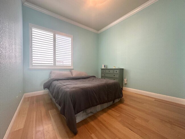 Building Photo - Gorgeous single story with Pool!