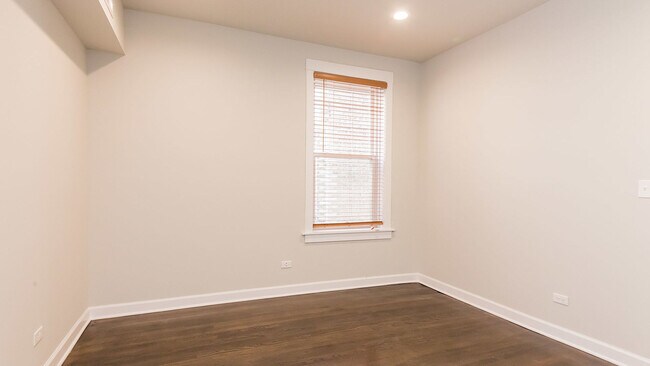 Building Photo - 6429 N Lakewood Ave