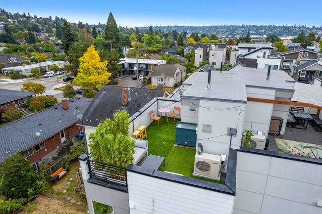 Building Photo - Ballard Townhouse, 2bed/2bath, Rooftop Deck