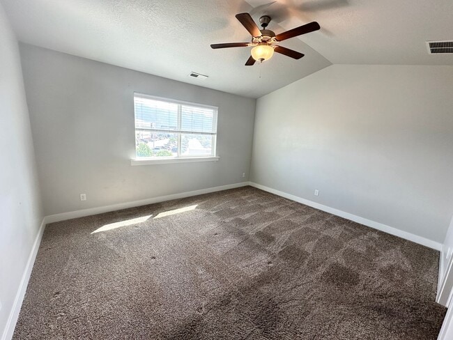 Building Photo - 4 Bedroom/3.5 Bathroom Lehi
