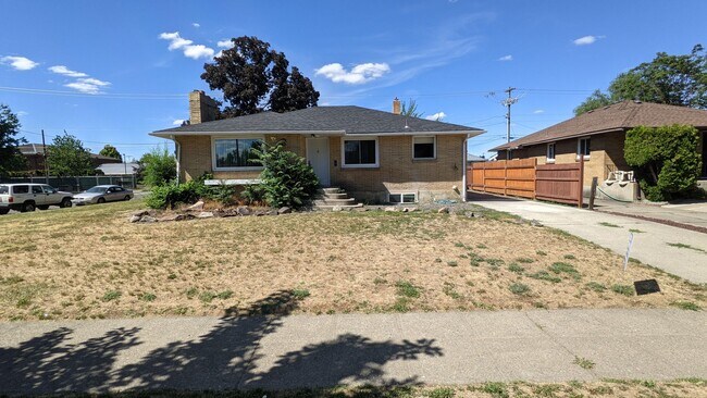 Building Photo - Spacious house with large fenced yard