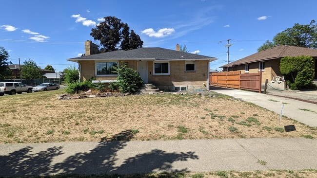 Building Photo - Spacious house with large yard