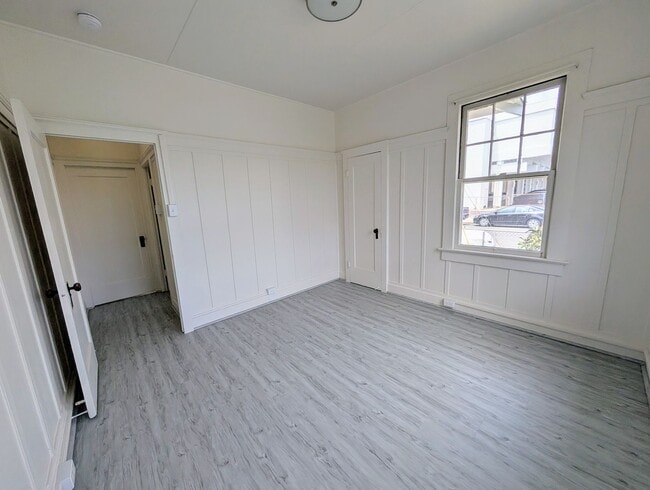 Building Photo - Centrally located 2 Bed, 1.5 Bath house in...