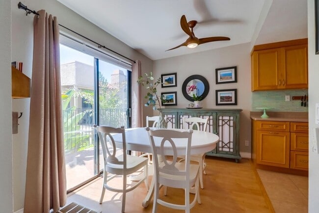 Building Photo - Stunning 2 bed 2 bath top floor condo in gated community with 2 covered parking spaces!