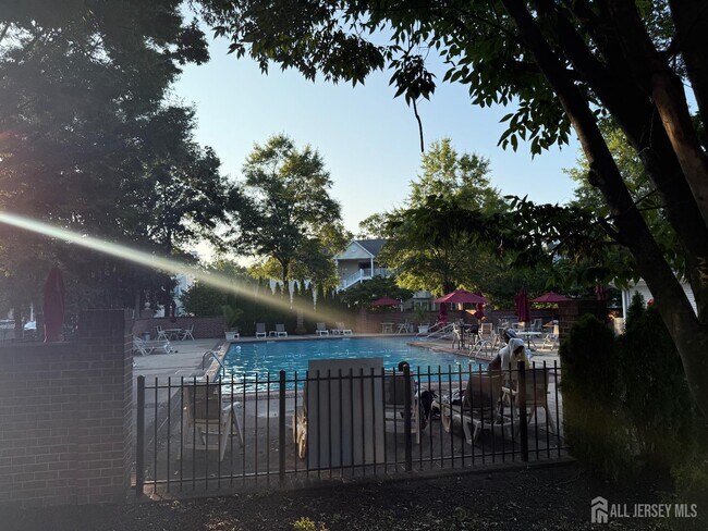 Building Photo - 131 Albury Way