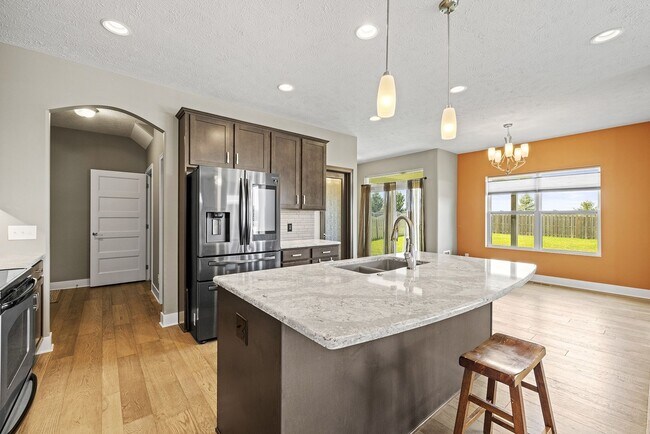 Building Photo - AVAILABLE NOW!