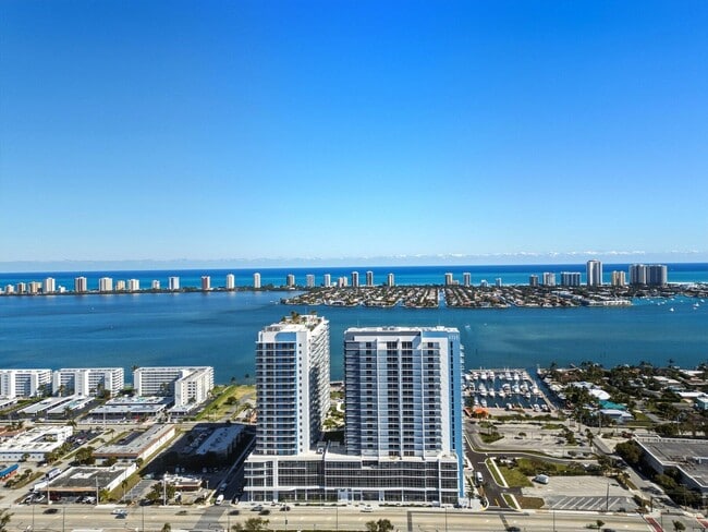 Building Photo - 220 Lake Shore Dr