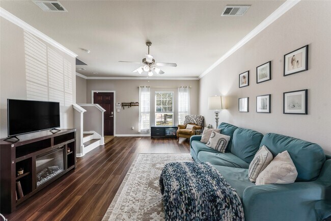 Building Photo - 512 Forest Village Cir