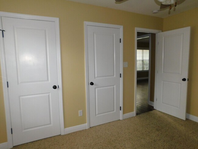 Building Photo - 4 bedroom in Crestwood-convenient location
