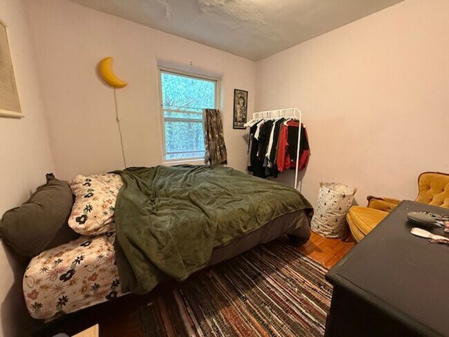 Building Photo - Cozy Urbana Apartment with Hardwood Floors Near Downtown