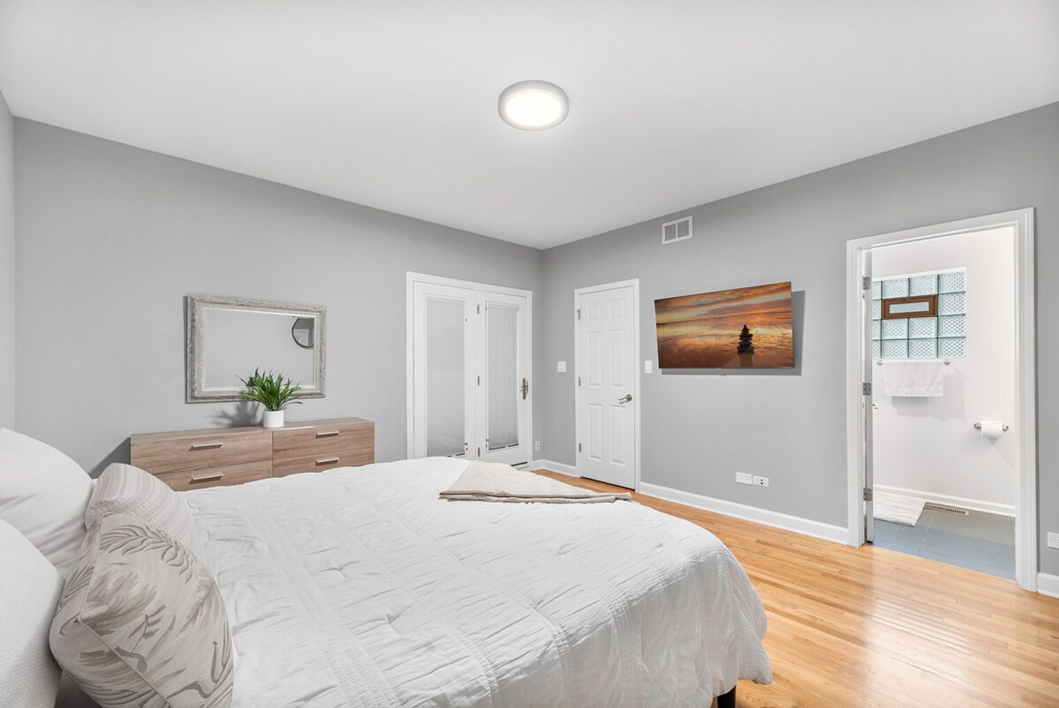 Building Photo - 1044 N California Ave