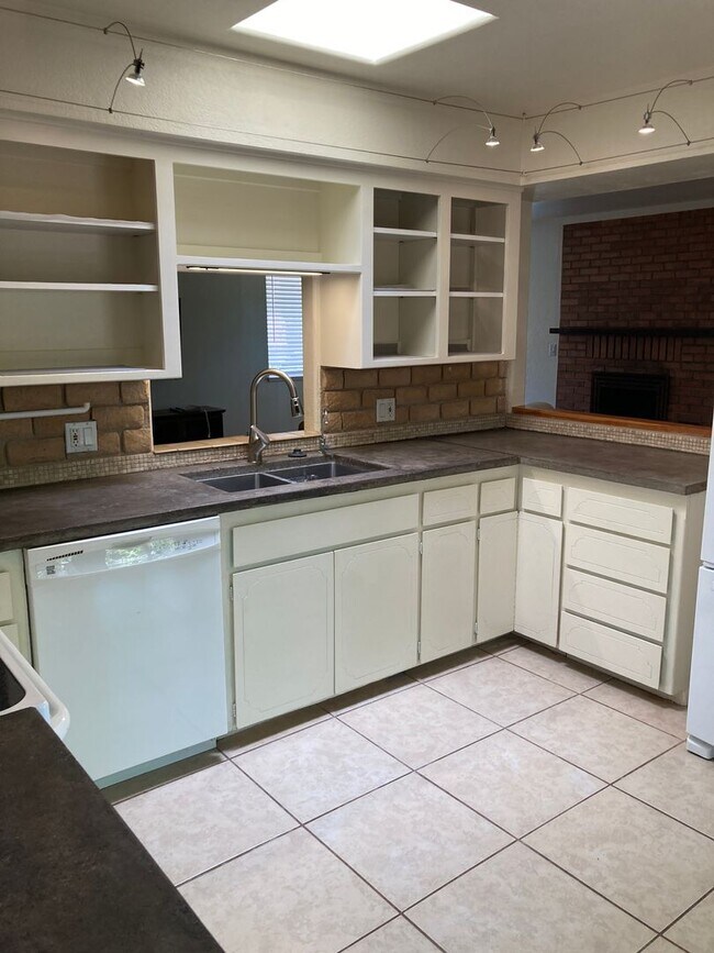 Building Photo - Lovely West Sedona home with large fenced ...