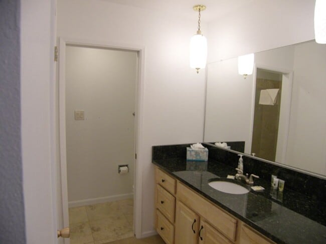 Building Photo - 3 Bedroom - Central Incline!