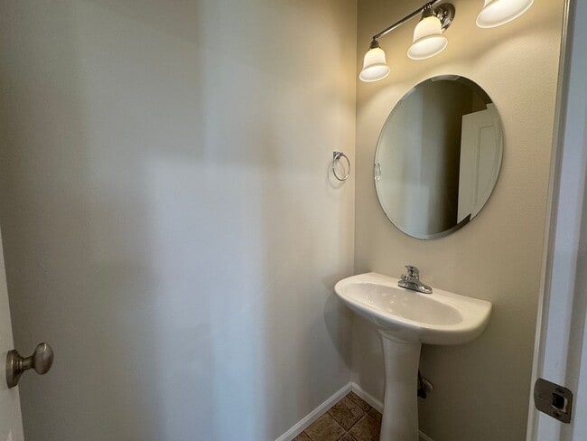 Building Photo - 2 Bed, 3 Bath in Cordata Neighborhood