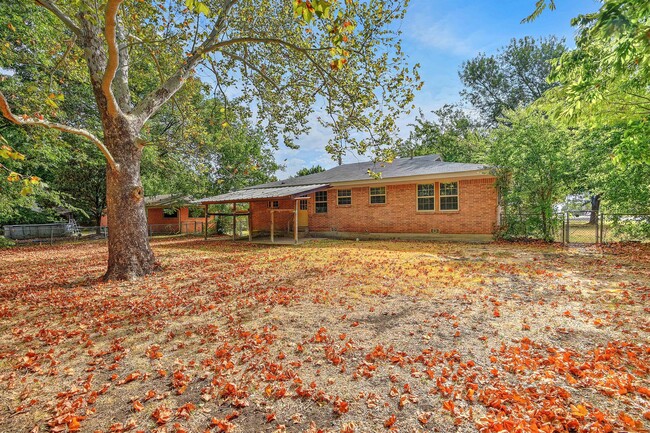 Building Photo - 820 Maple St