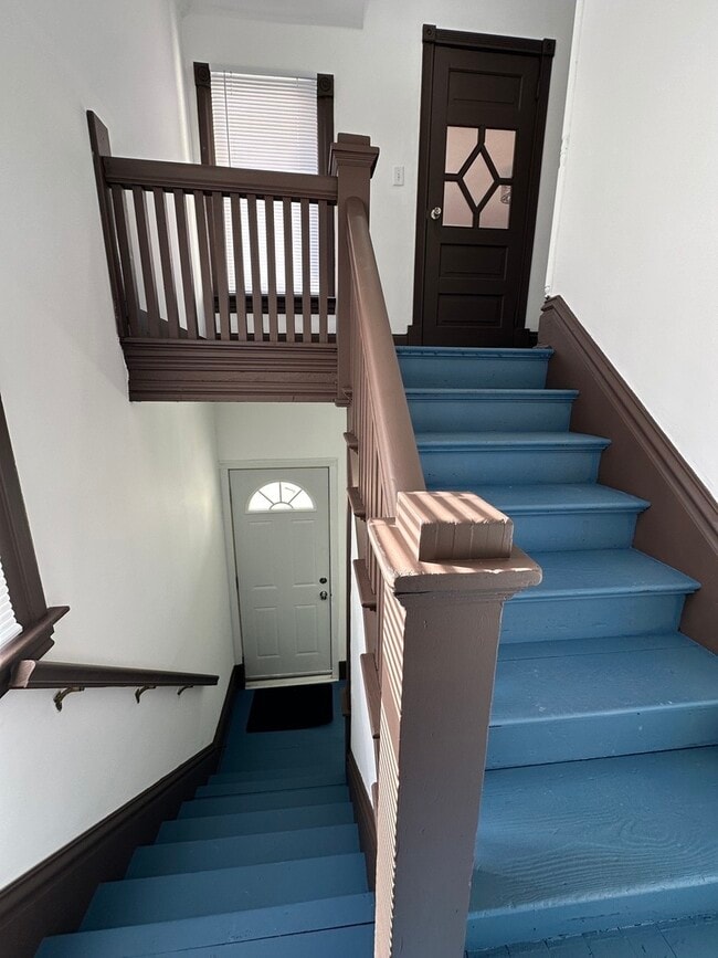 Building Photo - 408 S Gardiner Ave