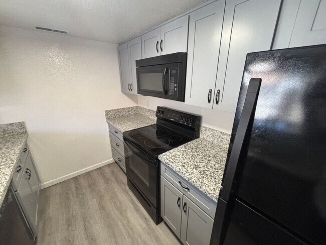Building Photo - Charming Updated Condominium for Rent in S...
