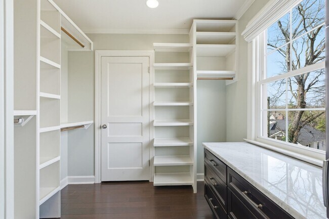 Building Photo - 1002 Sutton Hill Rd