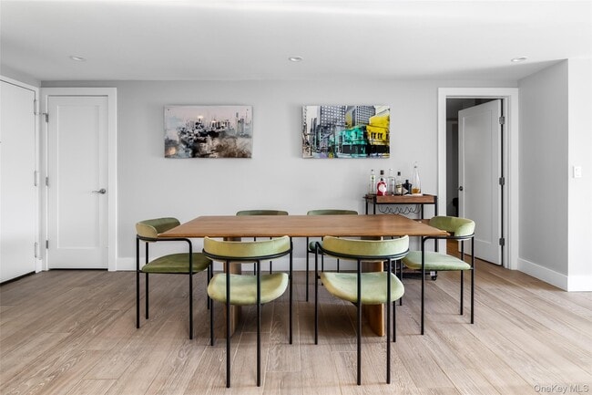 Building Photo - 185 W Park Ave