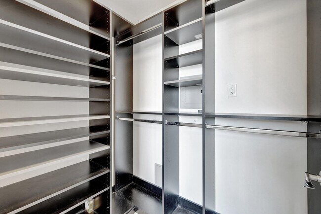 Building Photo - 315 NE 3rd Ave