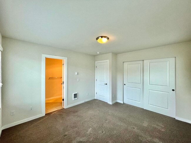 Building Photo - Great Townhome for rent