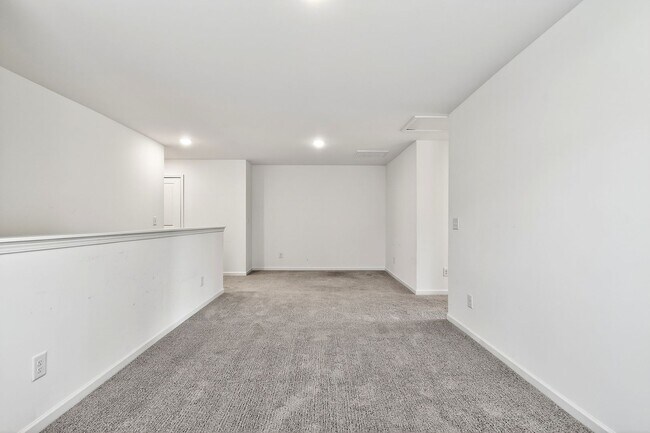 Building Photo - Charming 3BR End-Unit Townhome in Wake Forest!