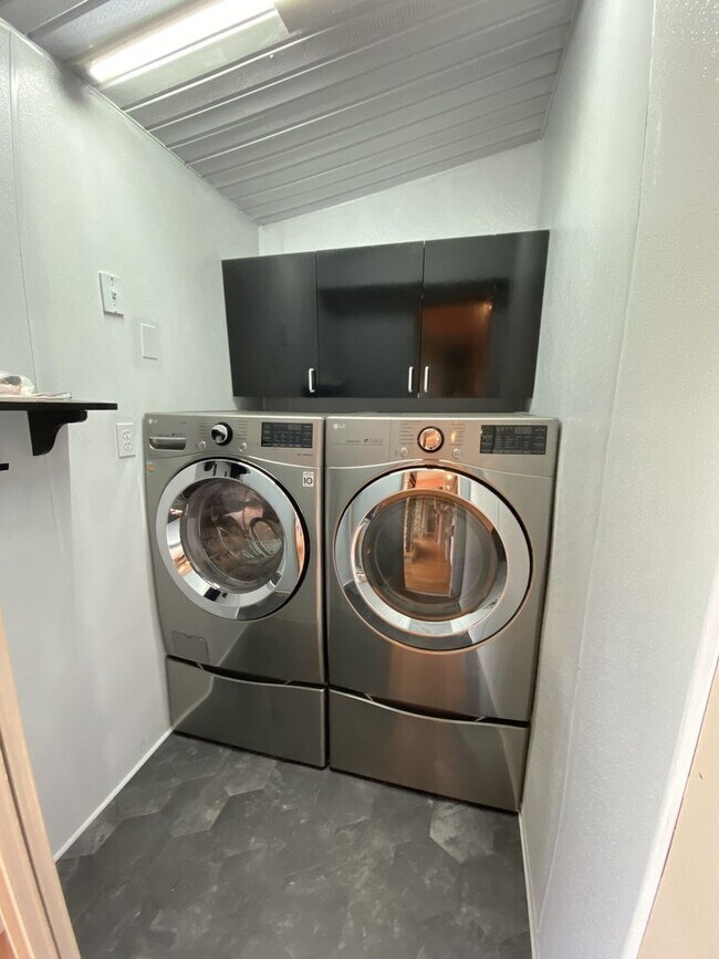 Building Photo - 3 Bedroom 1.5 Bath Private Home Must See K...