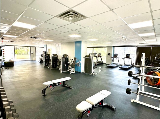 Building Photo - 4343 N Clarendon Ave