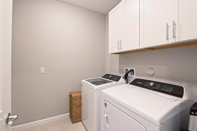 Building Photo - 833 SE Courances Dr