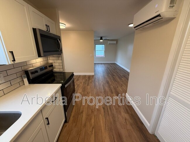 Building Photo - 1101 N Wilcox Dr