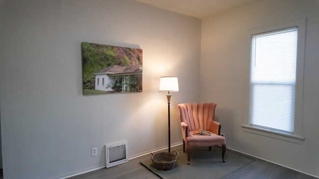 Building Photo - 102 S Perry St