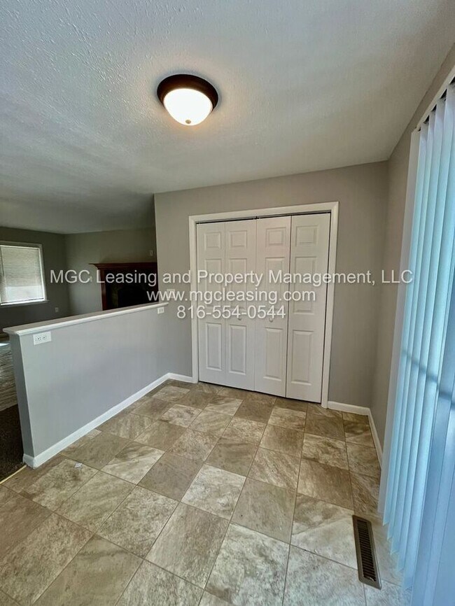 Building Photo - SINGLE FAMILY HOME WITHIN WALKING DISTANCE...