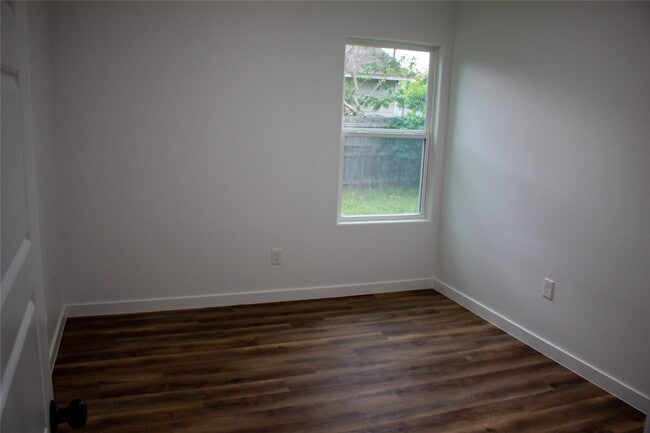Building Photo - 106 Runnels St