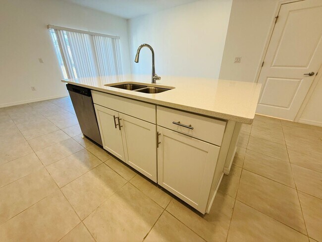 Building Photo - Townhome in The Townhomes of River Landing