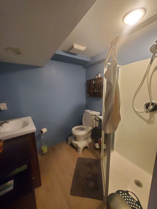 Building Photo - Charming 4 bed, 2 bath, fully fenced, cove...