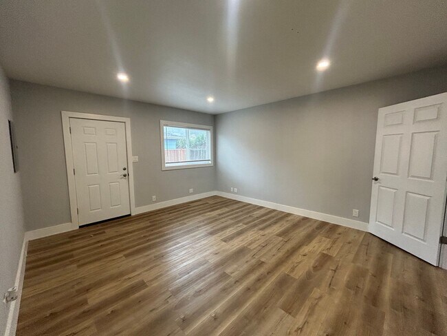 Building Photo - Private, Quiet HOME 1 bd 1 bath w/ garage ...