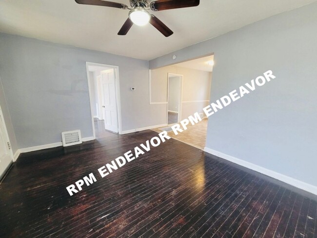 Building Photo - 1/2 OFF 1 MONTHS' RENT ! Charming 2-Bed Ho...