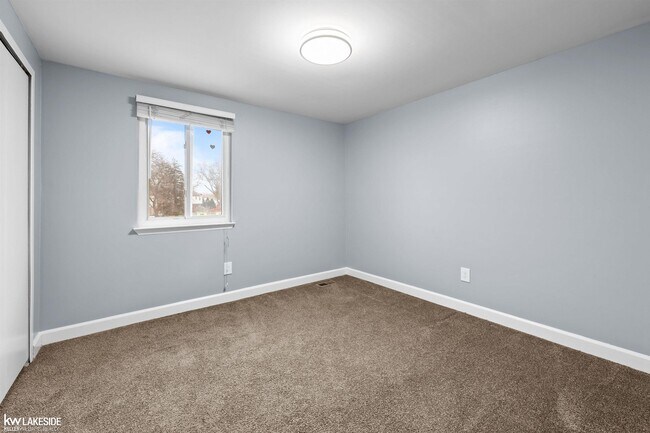 Building Photo - 8439 Hickory Dr