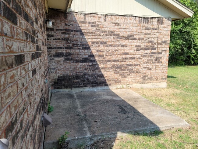 Building Photo - 2 bedroom 1 bathroom house with 1 car garage and central heat and air