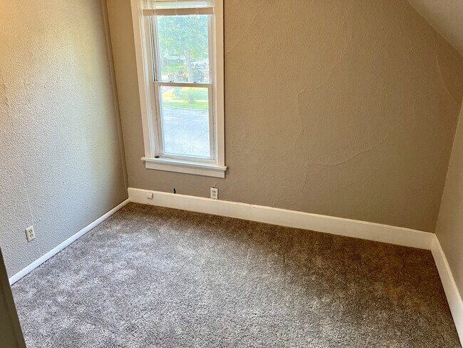 Building Photo - 729 W Cavour Ave