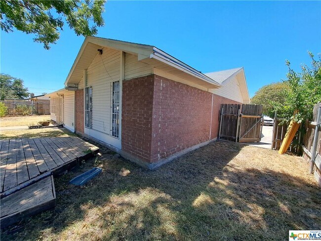 Building Photo - 2308 Lily Dr