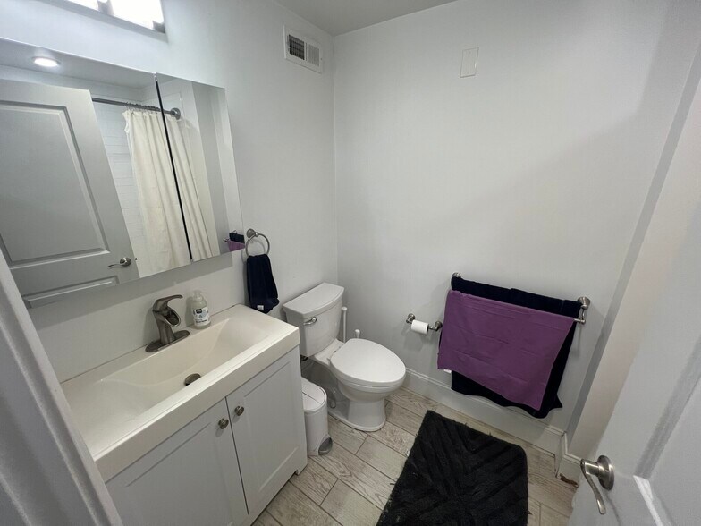 Building Photo - 118 Holland St