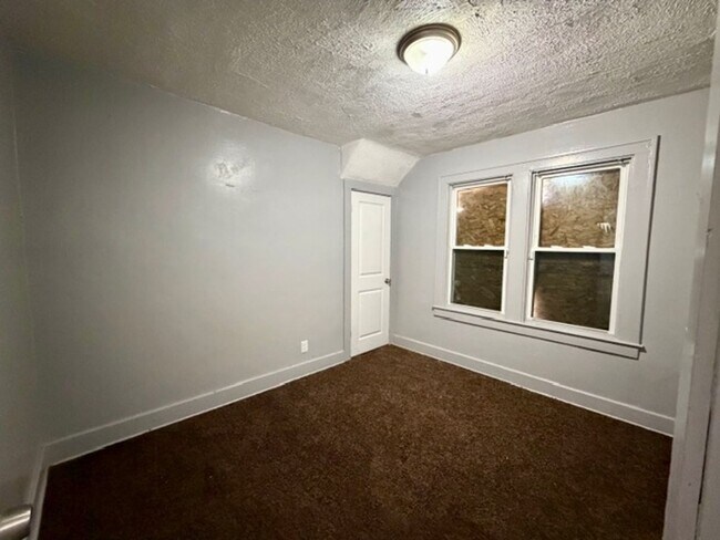Building Photo - 4 Bedroom 2 Bath Brick Tudor For Lease Wel...