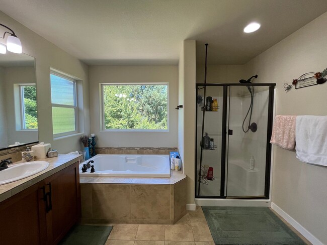 Building Photo - Beautiful 4Bd + 2Ba With Gorgeous Green Vi...