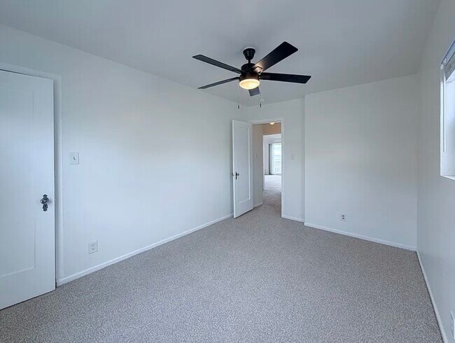 Building Photo - 4027 Ocean Dr