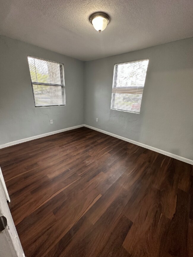 Building Photo - Renovated** Move in Ready** 3/2 Single Family home : Available Now!