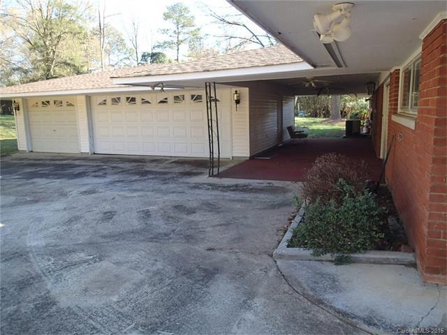 Building Photo - "Charming 3-Bedroom Oasis with 2 Full Baths – Spacious 2,295 Sq Ft Home in Charlotte's Heart!"