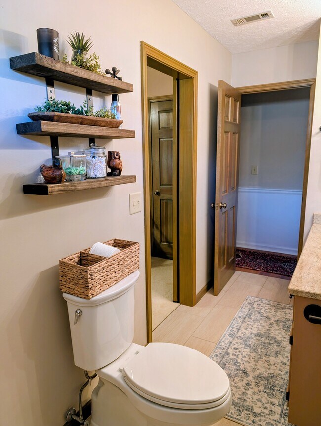 Building Photo - 842 Saddle Back Cir