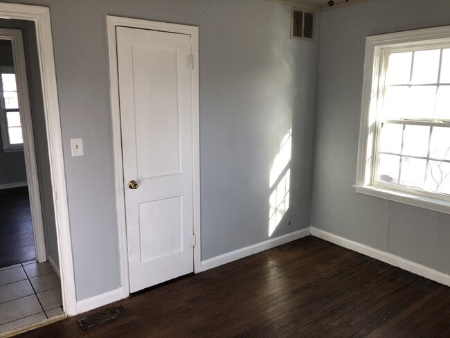 Building Photo - Cute midtown 3 bedroom, 1 bath home